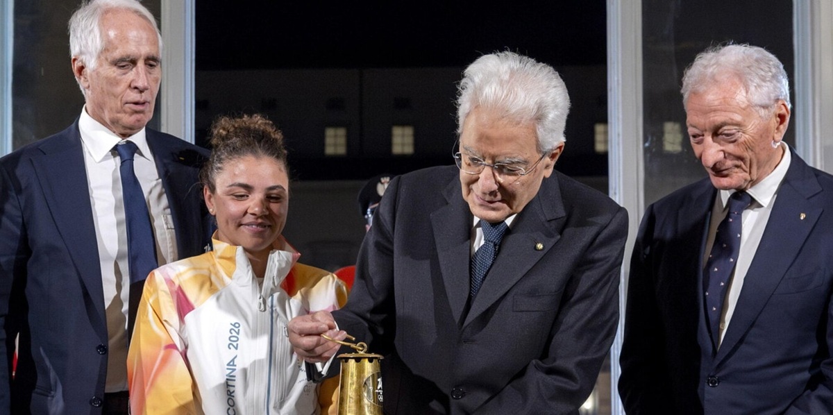 Milano-Cortina, la fiamma olimpica è arrivata al Quirinale: Paolini l’ha consegnata a Mattarella