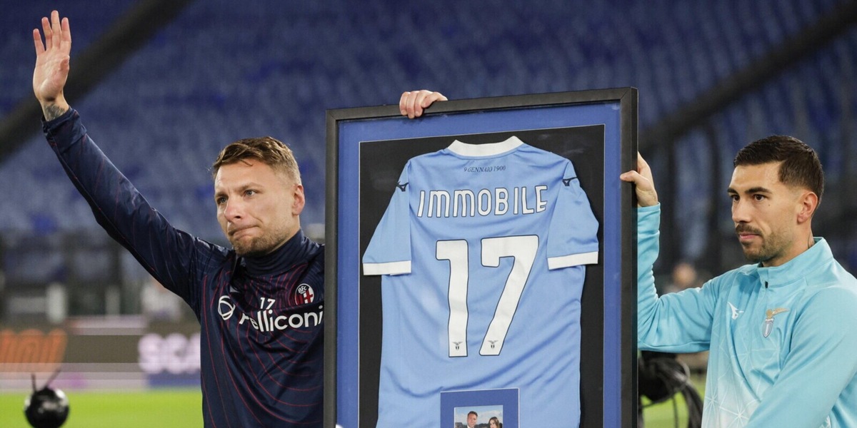 Immobile, l'omaggio della Lazio: maglia speciale e striscione dei tifosi