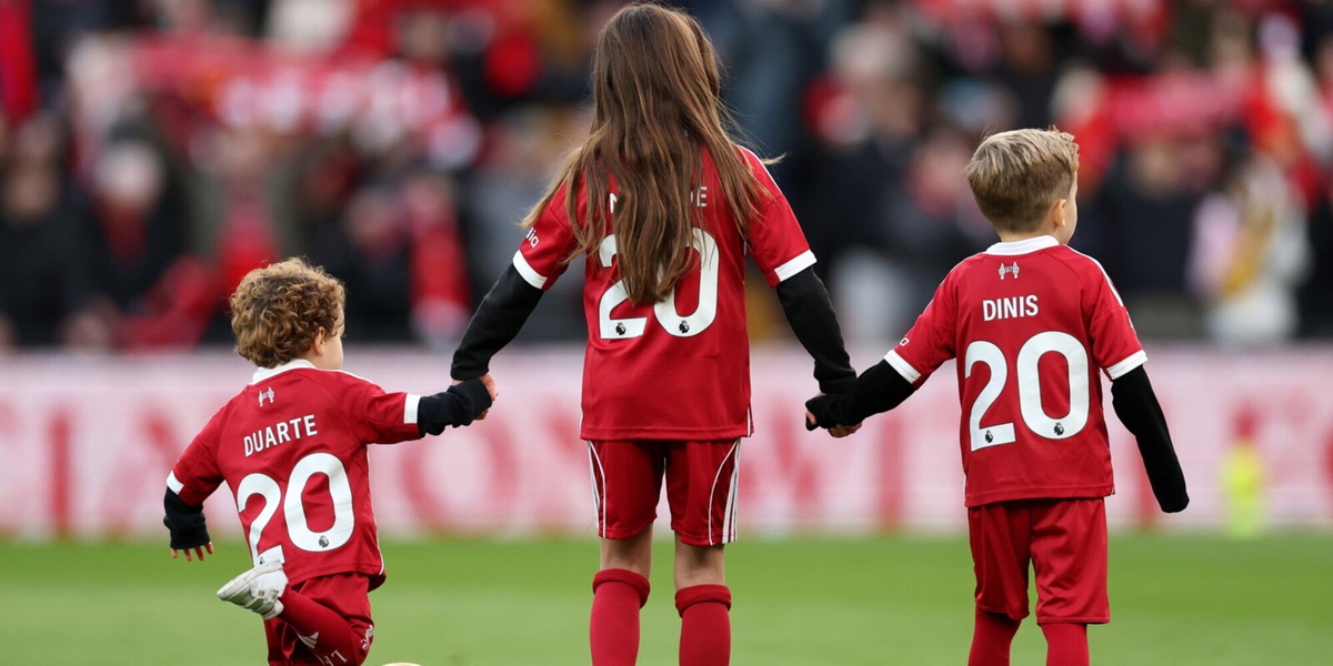 Diogo Jota di nuovo in campo, il 20 per sempre: a Liverpool i figli fanno tremare Anfield