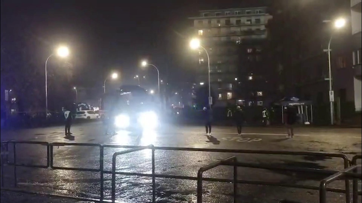 Il pullman del Como arriva al "Sinigaglia" per il big match con il Milan