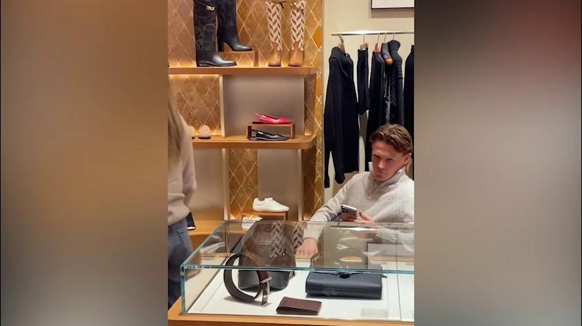 McTominay e la fidanzata fanno shopping