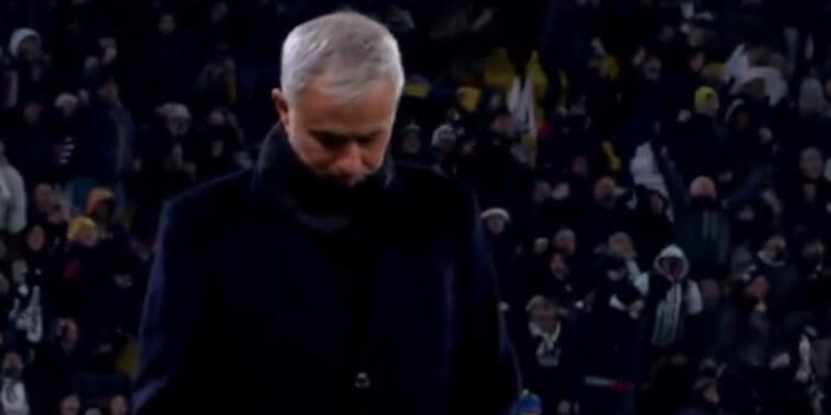 "Mourinho salta con noi", lo Stadium spietato: stavolta José è il Silent One, un'immagine dice tutto