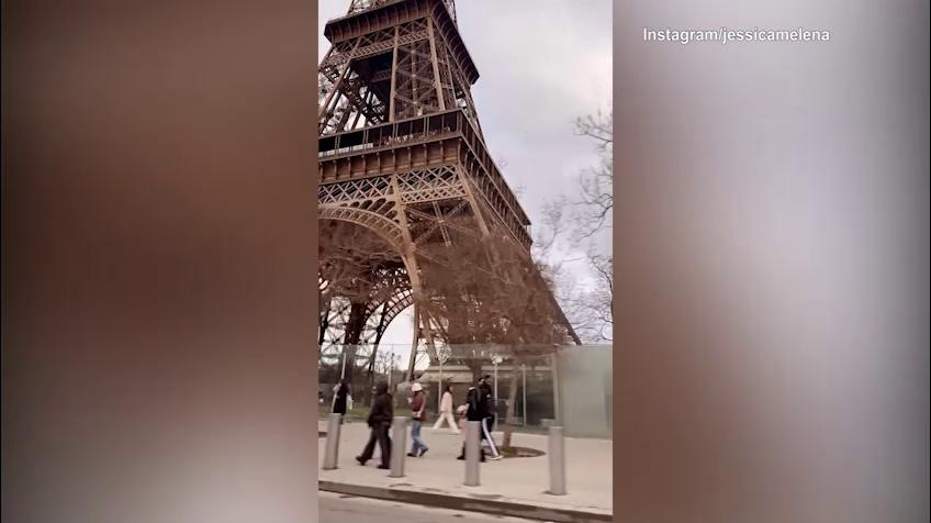 Lady Immobile ammira la Tour Eiffel