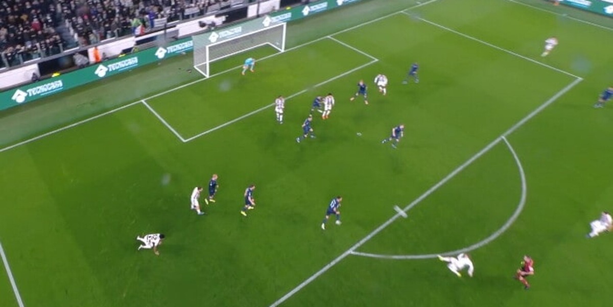 Guida e Mazzoleni, tandem di orrori in Juve-Lazio: su Cabal è rigore, punito Thuram sul gol di Koopmeiners