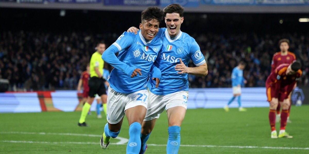Il Napoli acciuffa la Roma due volte: super Malen non basta a Gasperini, Conte resta da solo al 3° posto