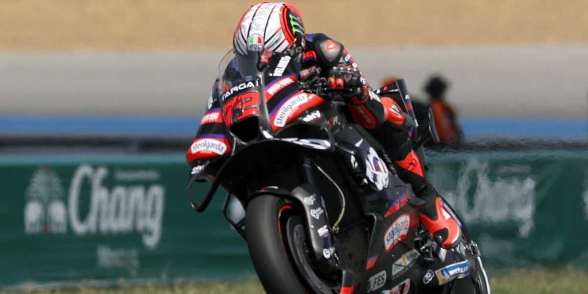 Bezzecchi vola in Thailandia! Prima pole mondiale ed è subito sfida a Marquez. Disastro Bagnaia