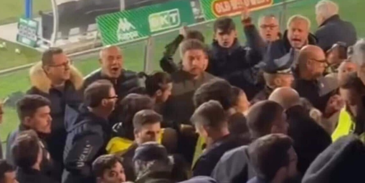 Rocchi, bufera in Serie B: banconote sventolate, insulti e stadio in rivolta. Cosa è successo