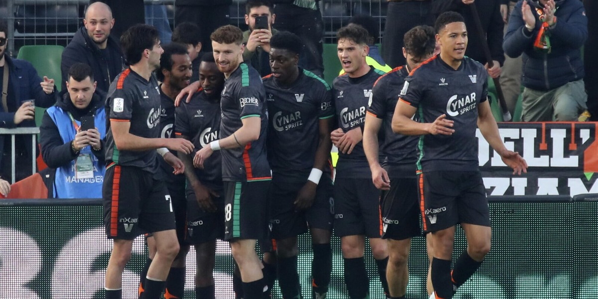 Lo Spezia di Donadoni ribalta il Monza: Venezia da solo in vetta