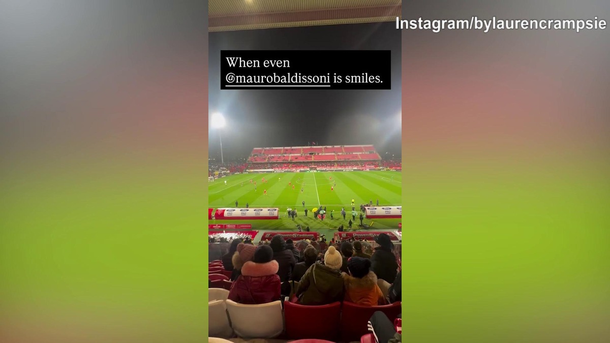Monza-Palermo 3-0, l'ex Baldissoni esulta in tribuna a fine gara