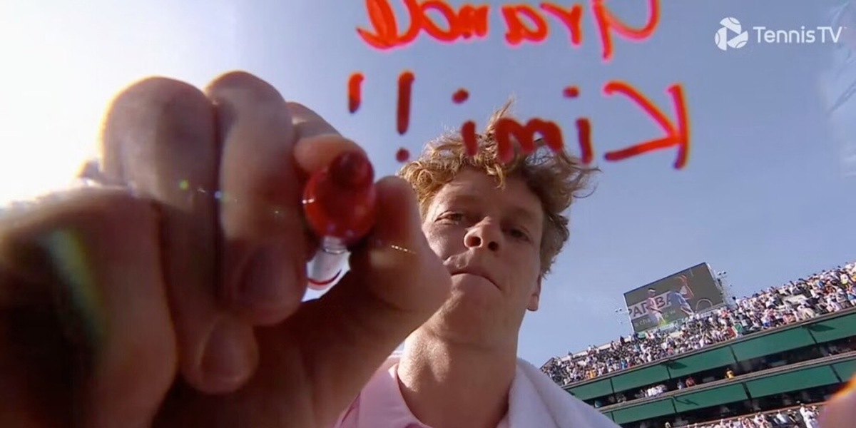 Sinner scopre “il paradiso del tennis”, poi la dedica all’altro fenomeno: “Grazie Kimi Antonelli”
