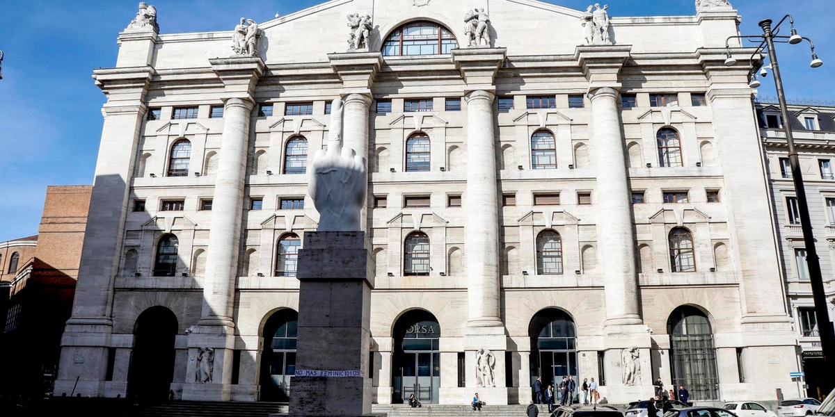Borsa: Milano chiude in forte calo, -2,32%
