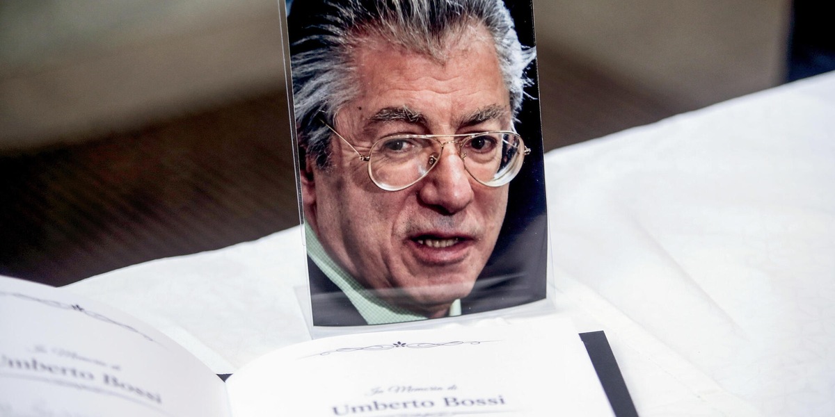 Misure di sicurezza e maxischermo, solo 400 in chiesa per i funerali di Bossi