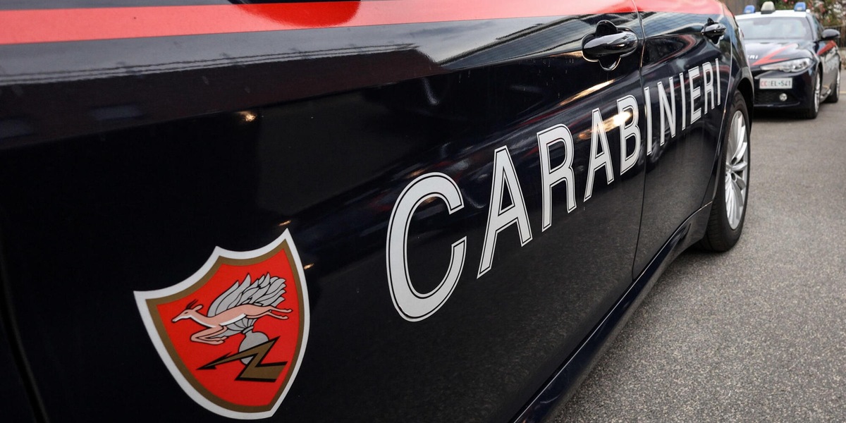 Insegnante accoltellata davanti a scuola da uno studente, è grave