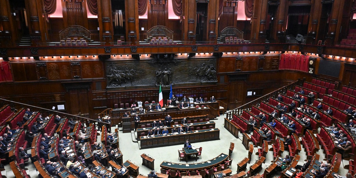 In Aula alla Camera massiccia presenza di FdI, numerose assenze tra FI e Lega