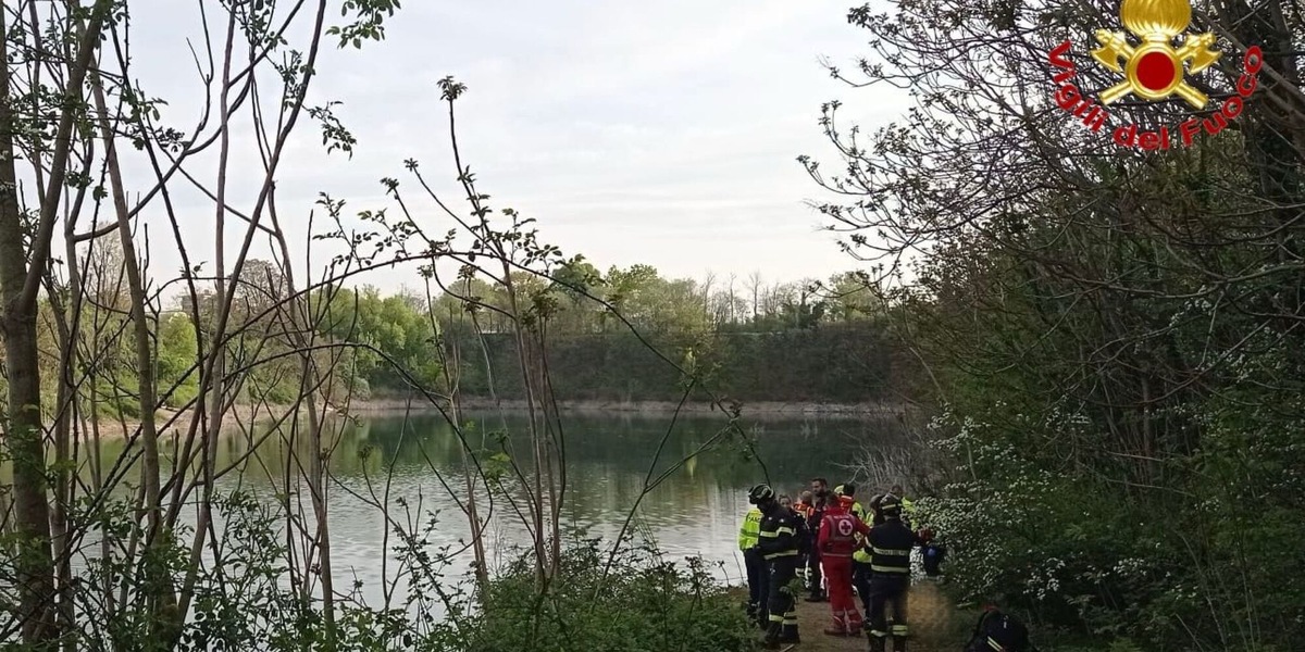 Uomo trovato morto in un' auto finita in un laghetto