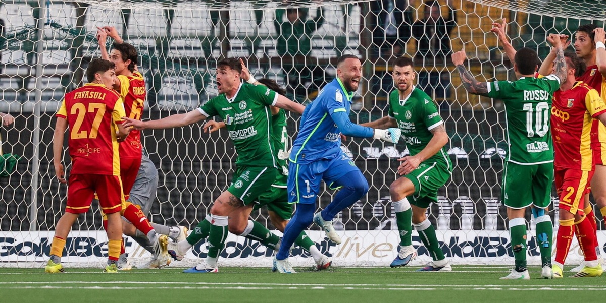 Gol del portiere, Iannarilli fa impazzire Avellino. Frena il Venezia, il Monza si fa sotto