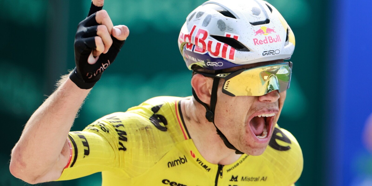Van Aert trionfa in volata alla Parigi-Roubaix, beffato Pogacar. Ganna sfortunato, chiude 25°