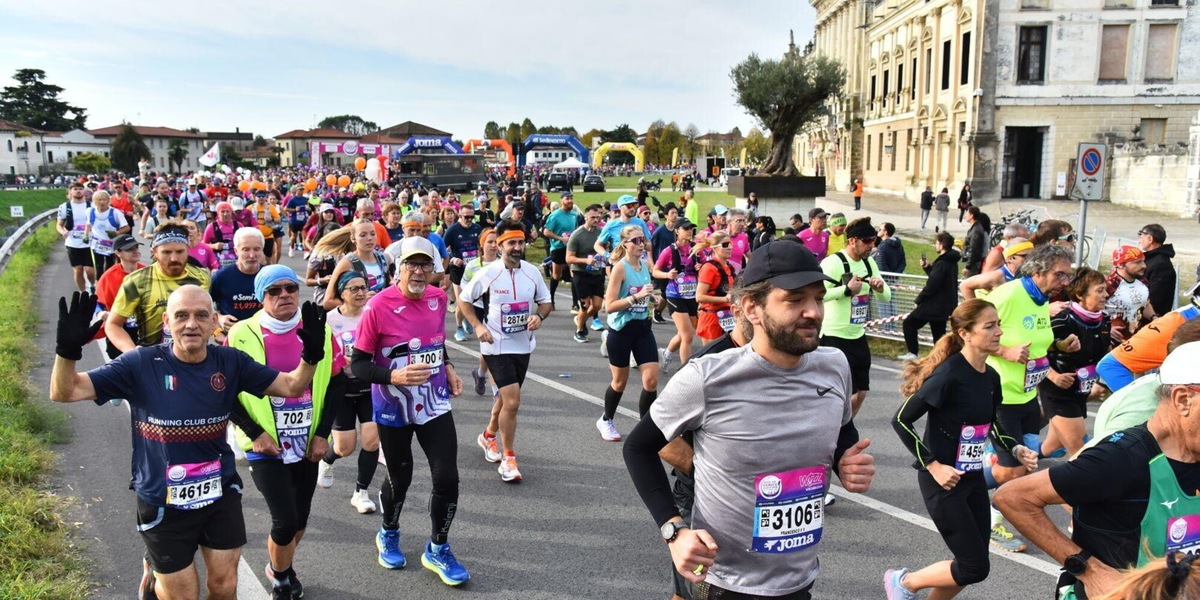 La maglia ufficiale della 40^ Wizz Air Venicemarathon si ispira al Leone Alato di San Marco