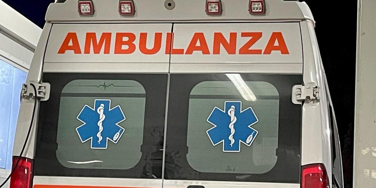 Lancia la moglie dal balcone poi si butta anche lui, morti tutti e due