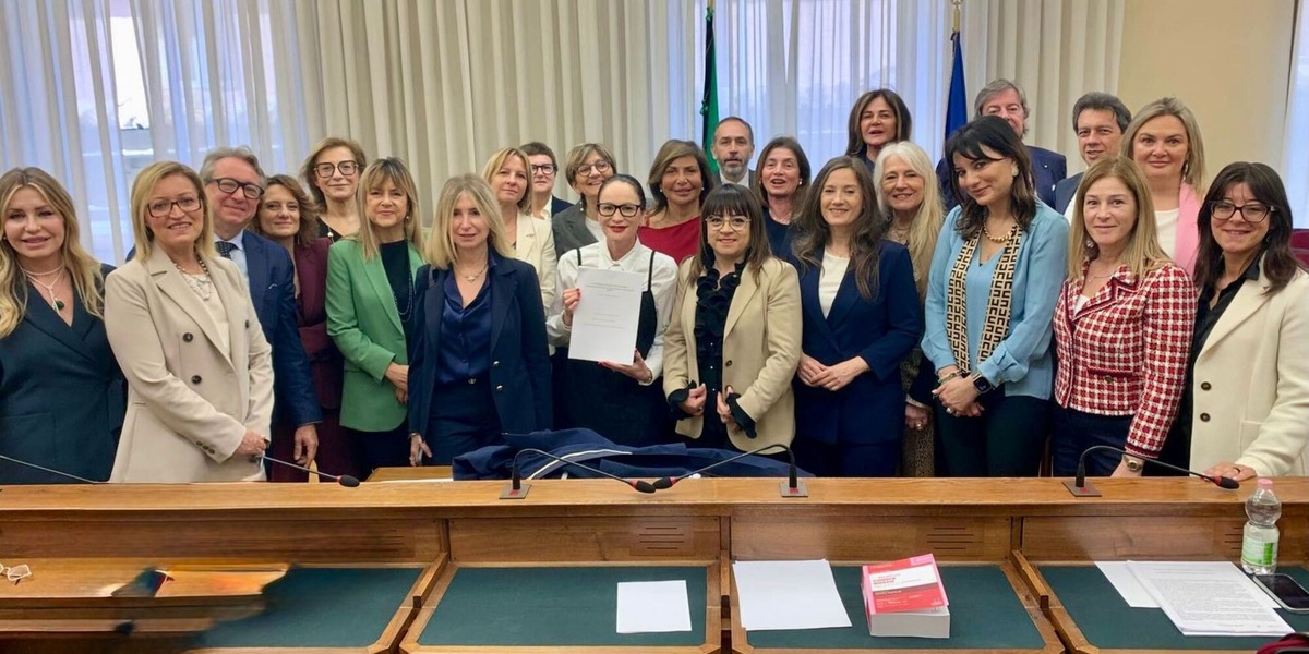 Commissione femminicidio approva relazione sulla violenza economica di genere