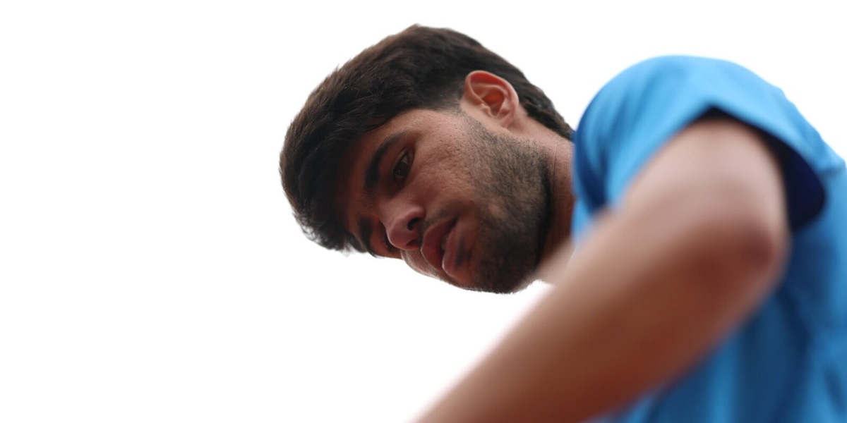 Alcaraz ko, clamoroso a Barcellona! Infortunio al polso, Sinner resta numero 1