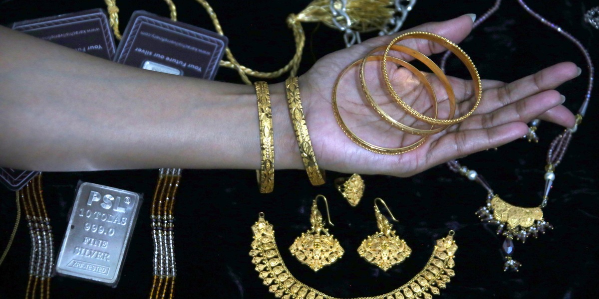 Oro in calo, spot a 4.786,04 dollari
