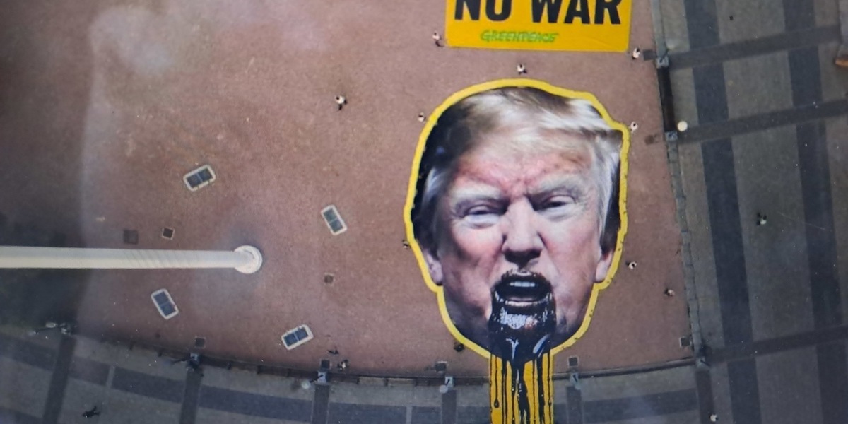 Greenpeace esibisce immagine di Trump che vomita petrolio, 'no oil, no war'