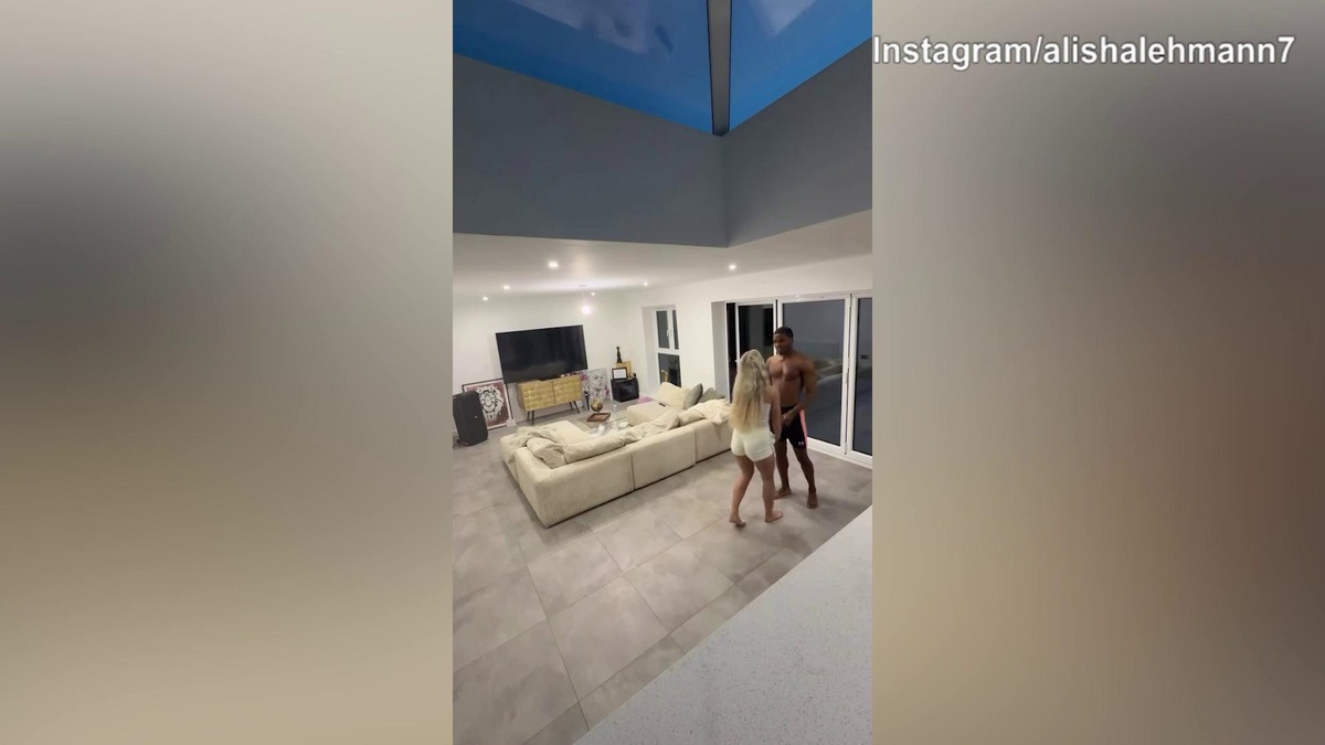 Alisha Lehmann e McKenzie, baci e palleggi in casa