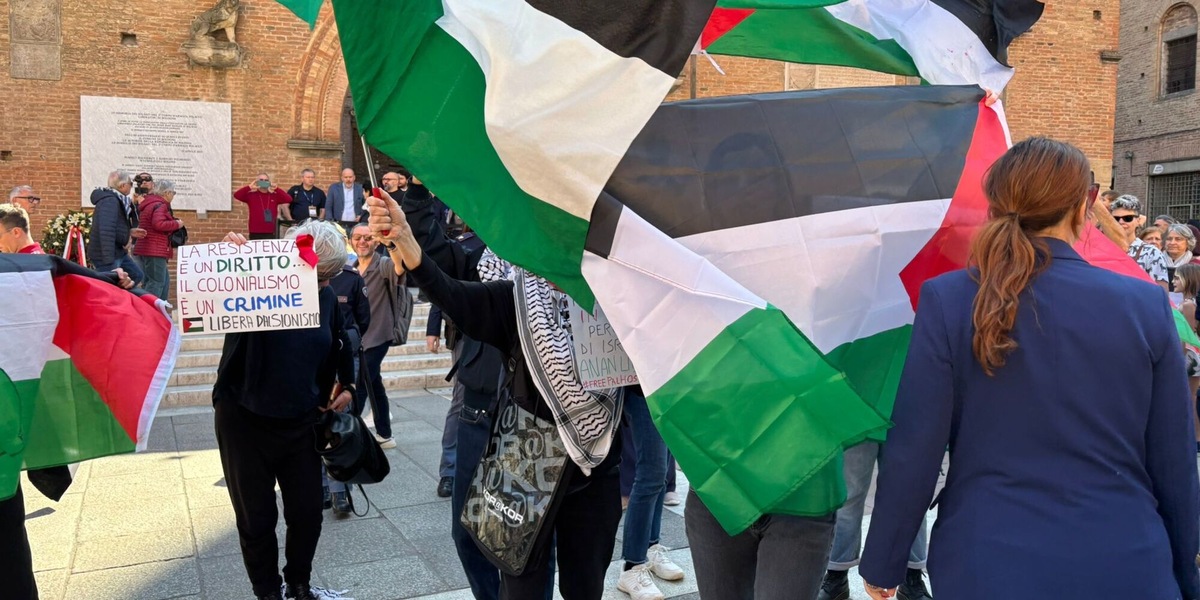 25 aprile, attivisti pro-Pal contestano Lepore: "Parla di Gaza"