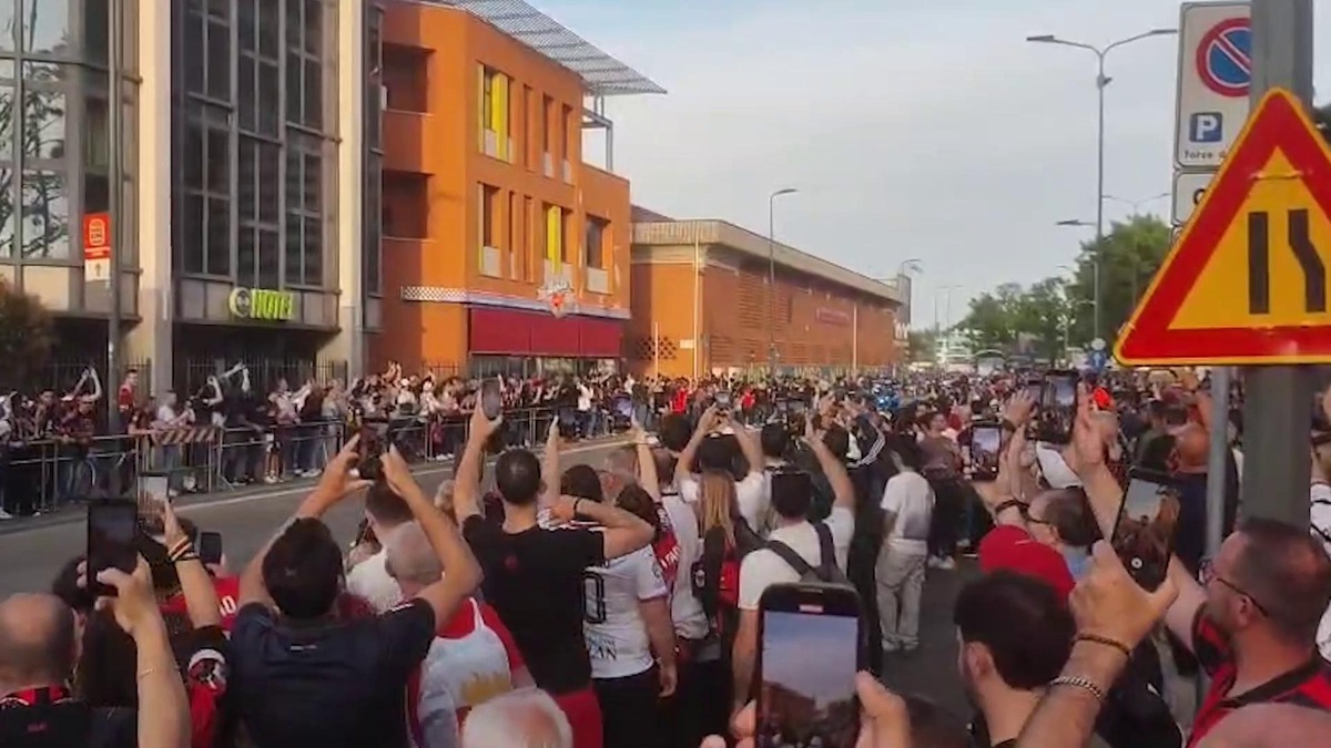 Milan, il pullman arriva a San Siro spinto dai tifosi