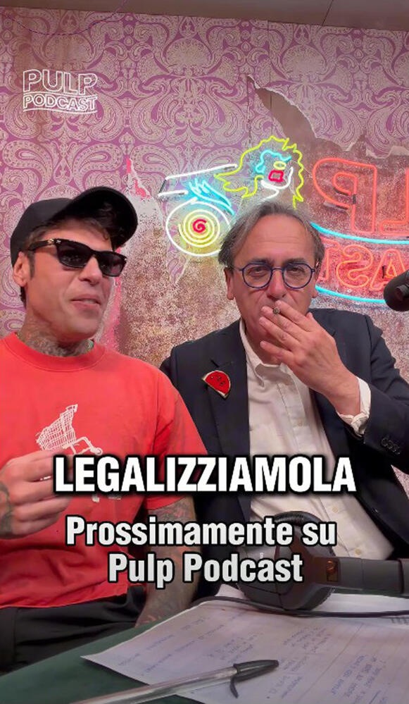 Bonelli da Fedez, 'legalizzate la marijuana'. E fa un tiro in diretta