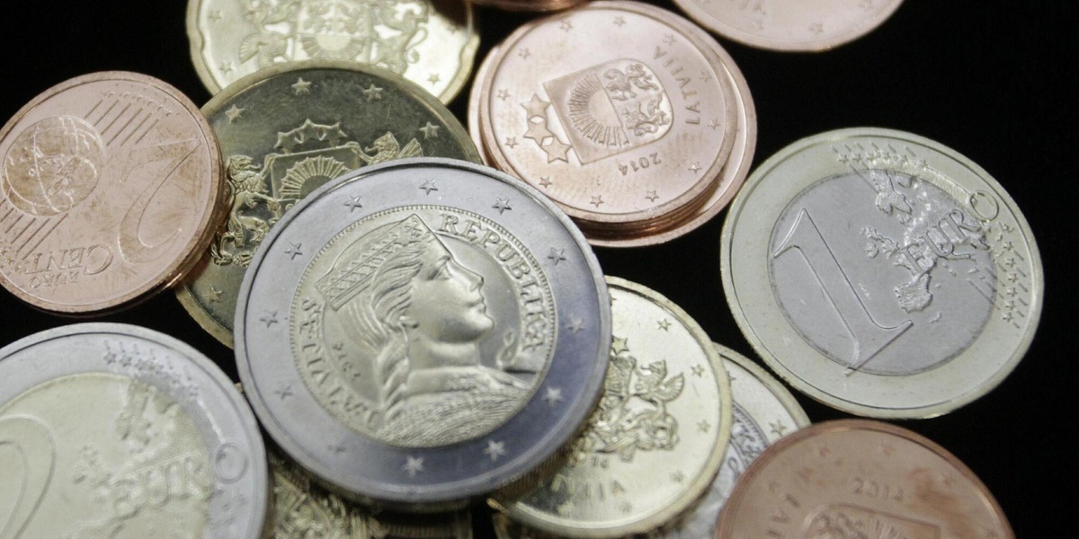 Euro in lieve flessione, scambiato a 1,1703 dollari