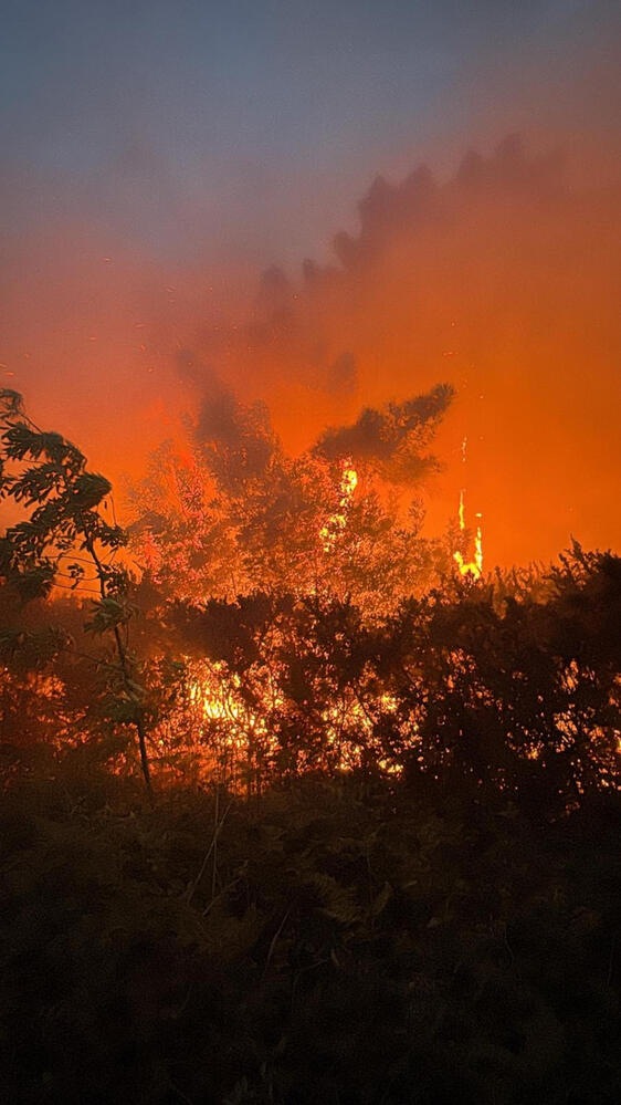 Incendio sul Monte Faeta, nella notte evacuate 3500 persone