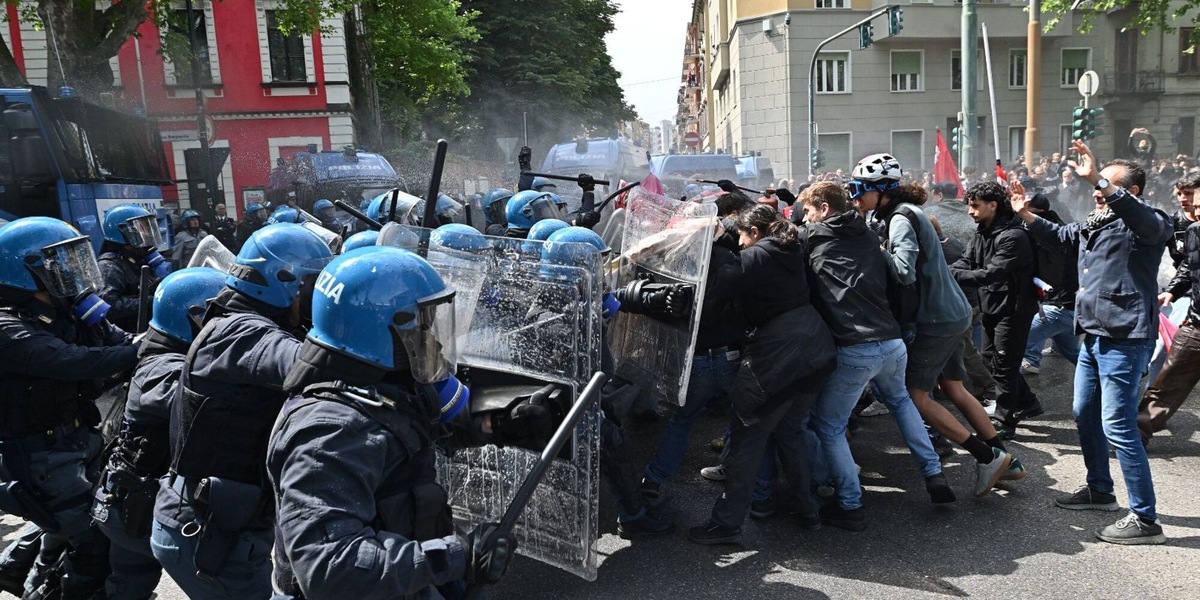 Autonomi a Torino contro forze dell'ordine, carica in risposta