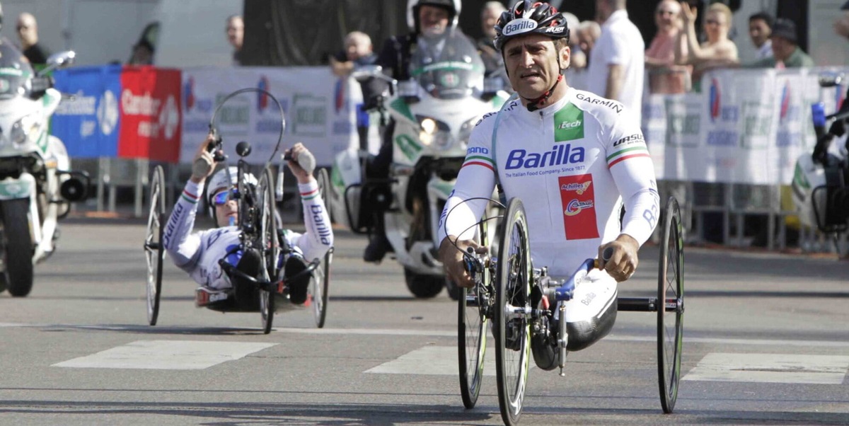 "La vita? Caffè con zucchero, ma sei tu che devi girarlo...": Zanardi raccontato da se stesso