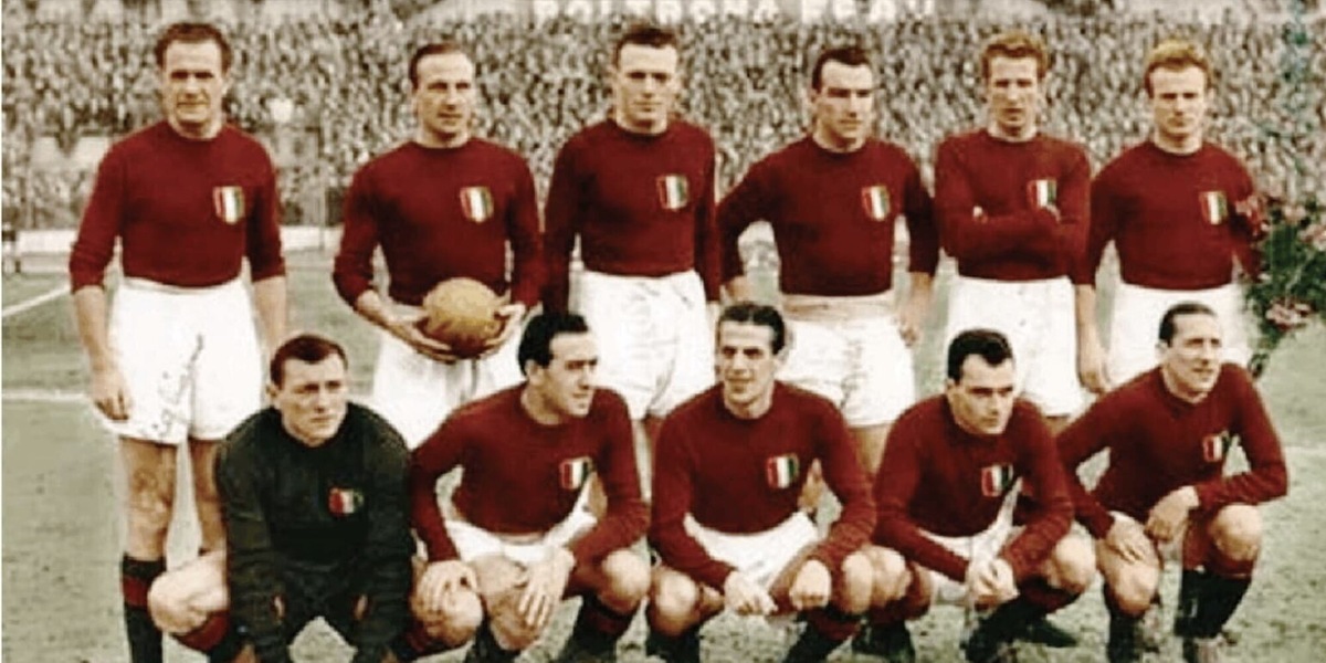 Tutti in piedi ad applaudire: passa il Grande Torino