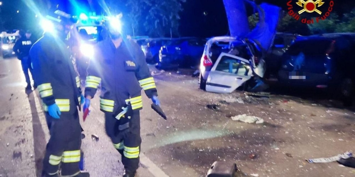 Schianto con l'auto a Forlì, due giovani morte e un'altra gravissima