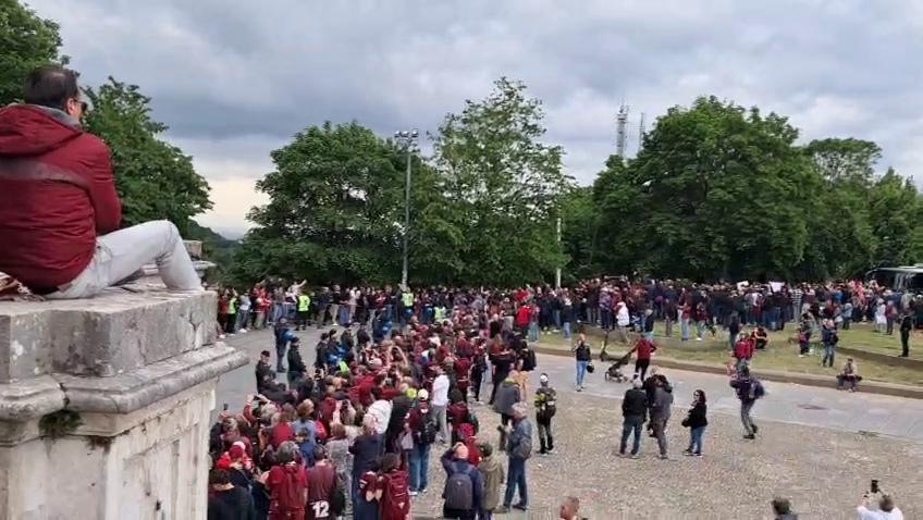 Torino a Superga, la contestazione esplode sul Colle