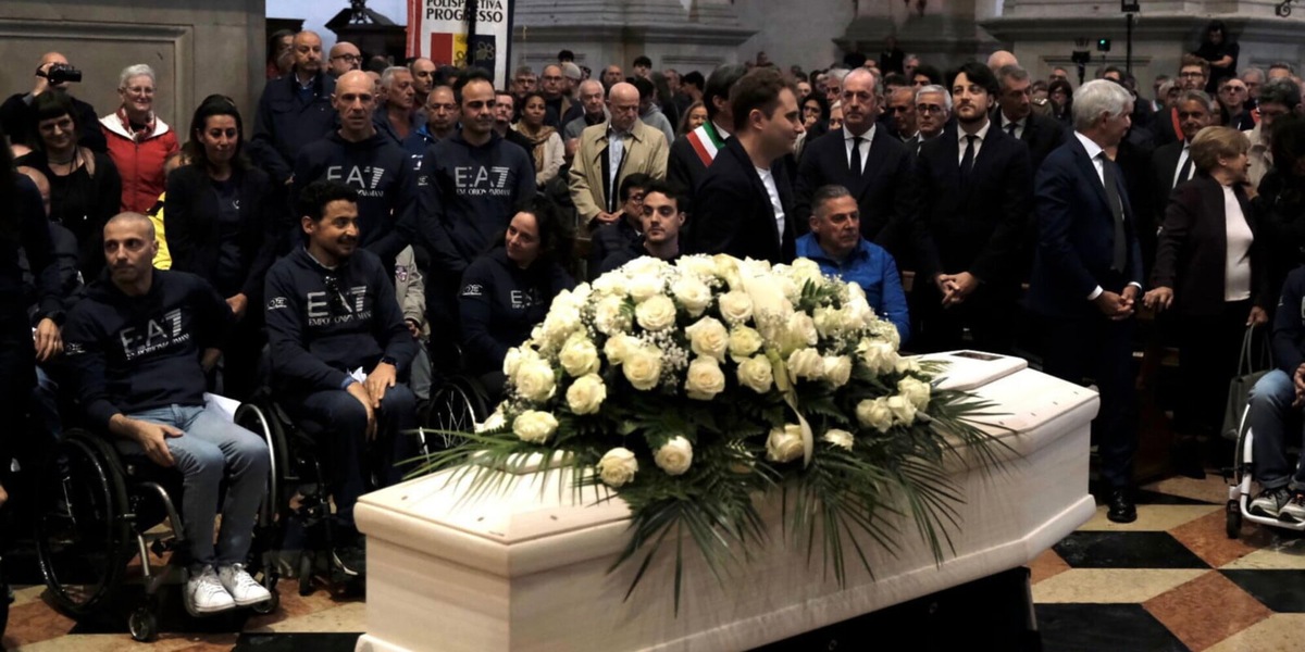 Zanardi, fila all'esterno e chiesa gremita al funerale: "Alex è stato enorme"