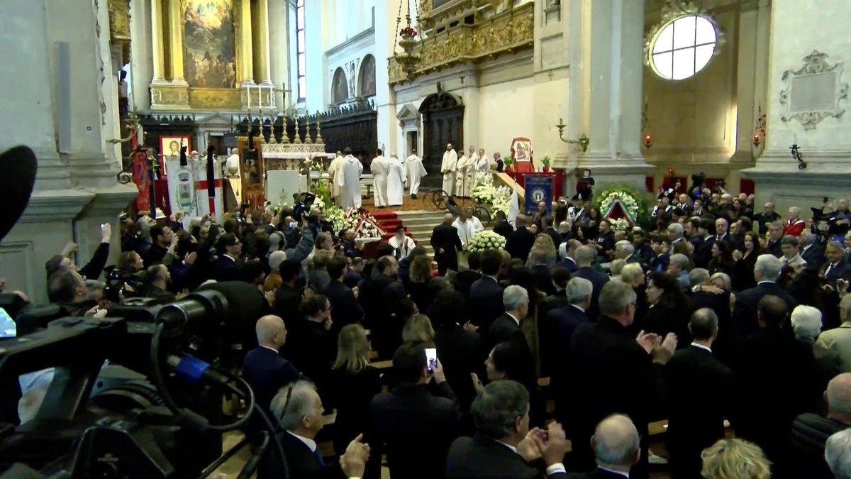 L'ultimo saluto ad Alex Zanardi nella basilica di Santa Giustina