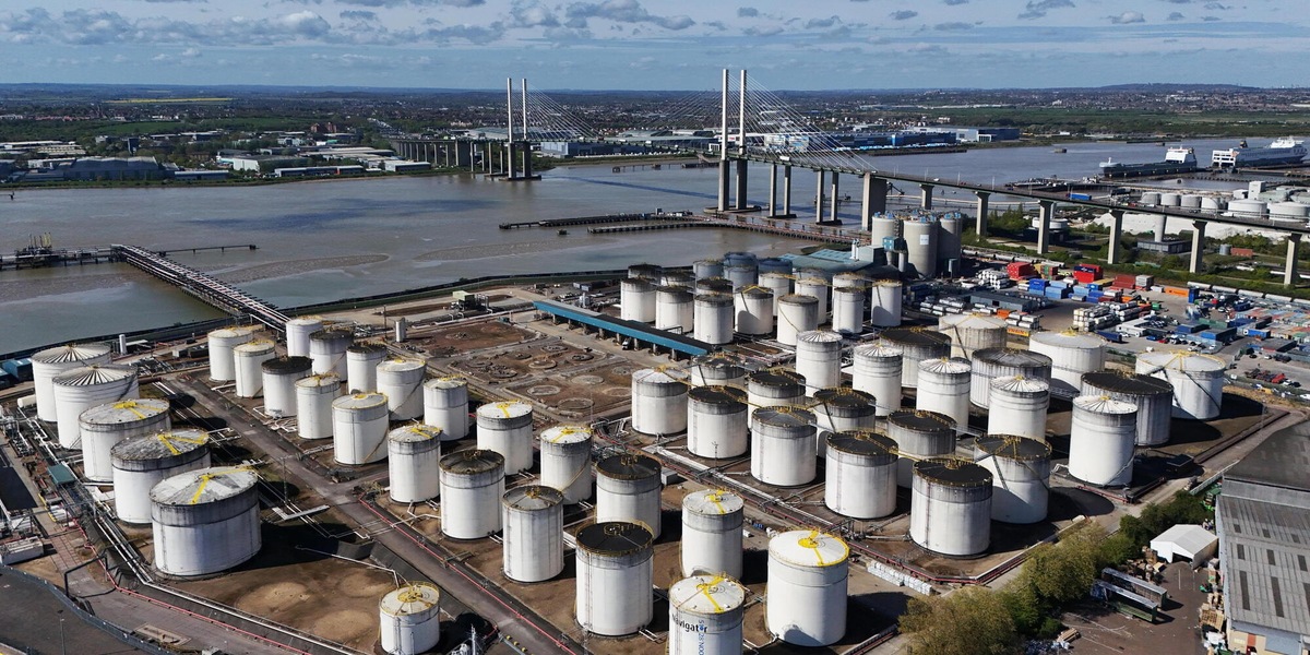 Petrolio ancora in calo, ma resta sopra i 100 dollari