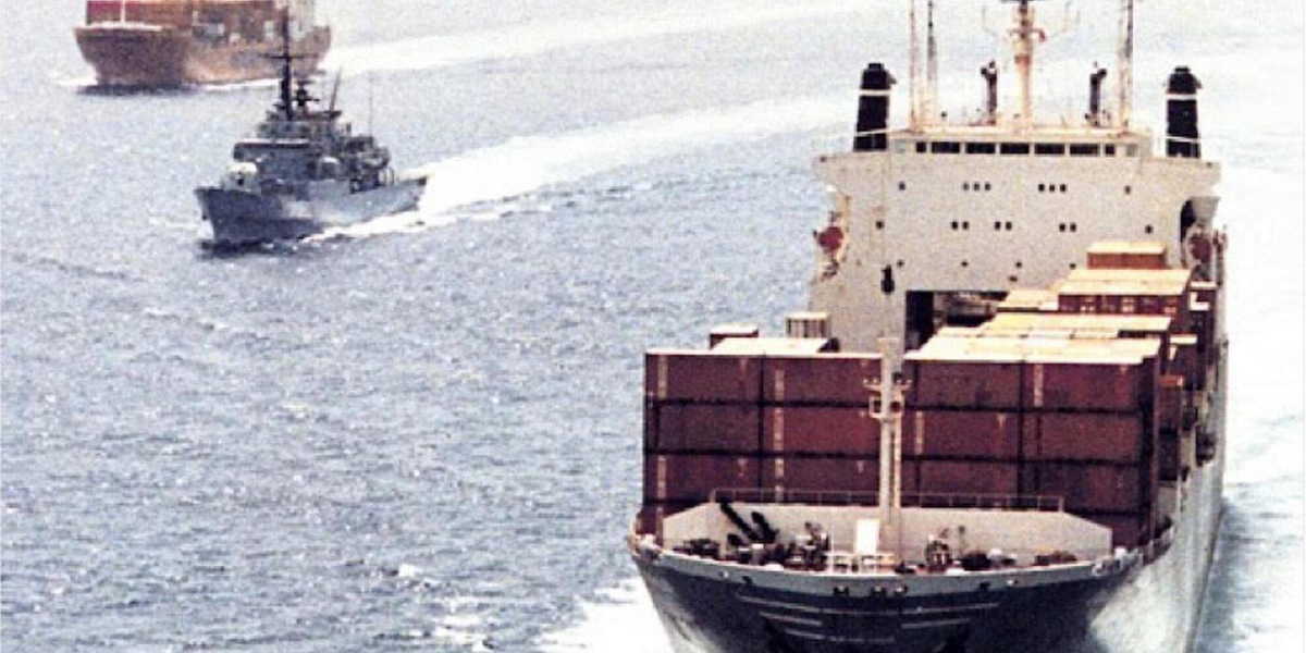 Nave francese colpita nello Stretto di Hormuz, equipaggio ferito