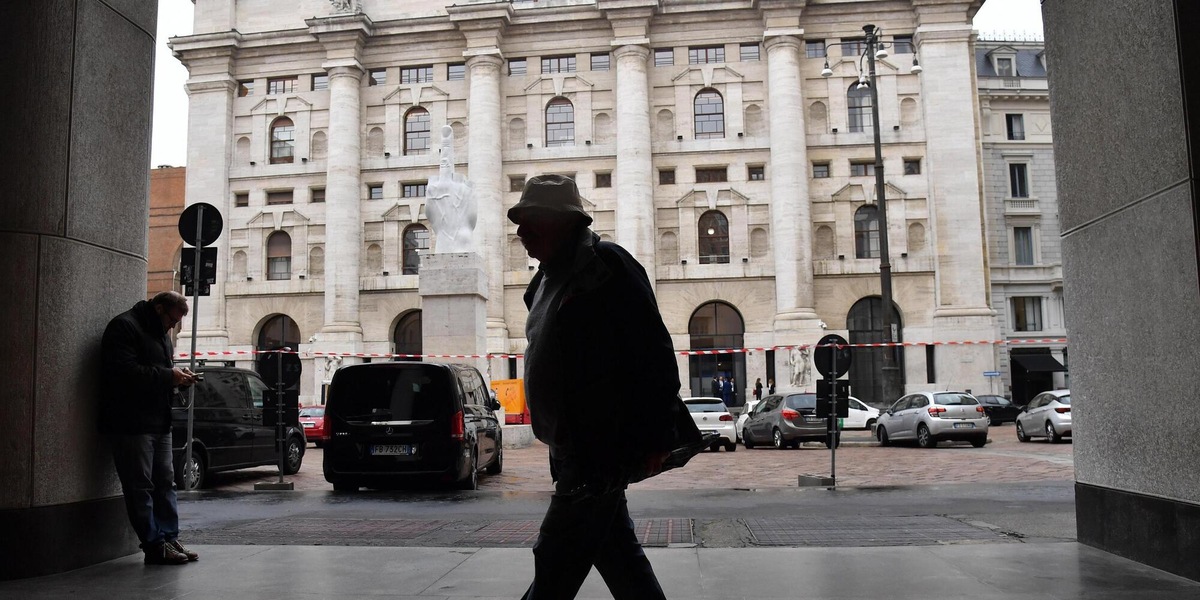 Borsa: Milano chiude ai massimi dal 2000 (+2,35%), ok Lottomatica e Amplifon, giù Eni