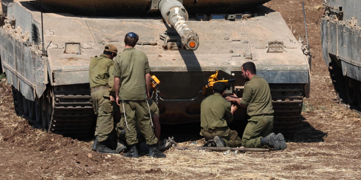 Nuova foto shock, soldato Idf mette una sigaretta in bocca a statua di Maria