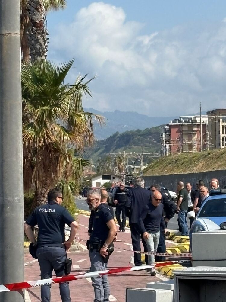Schiacciato da una colonna di cemento, muore un operaio di 23 anni