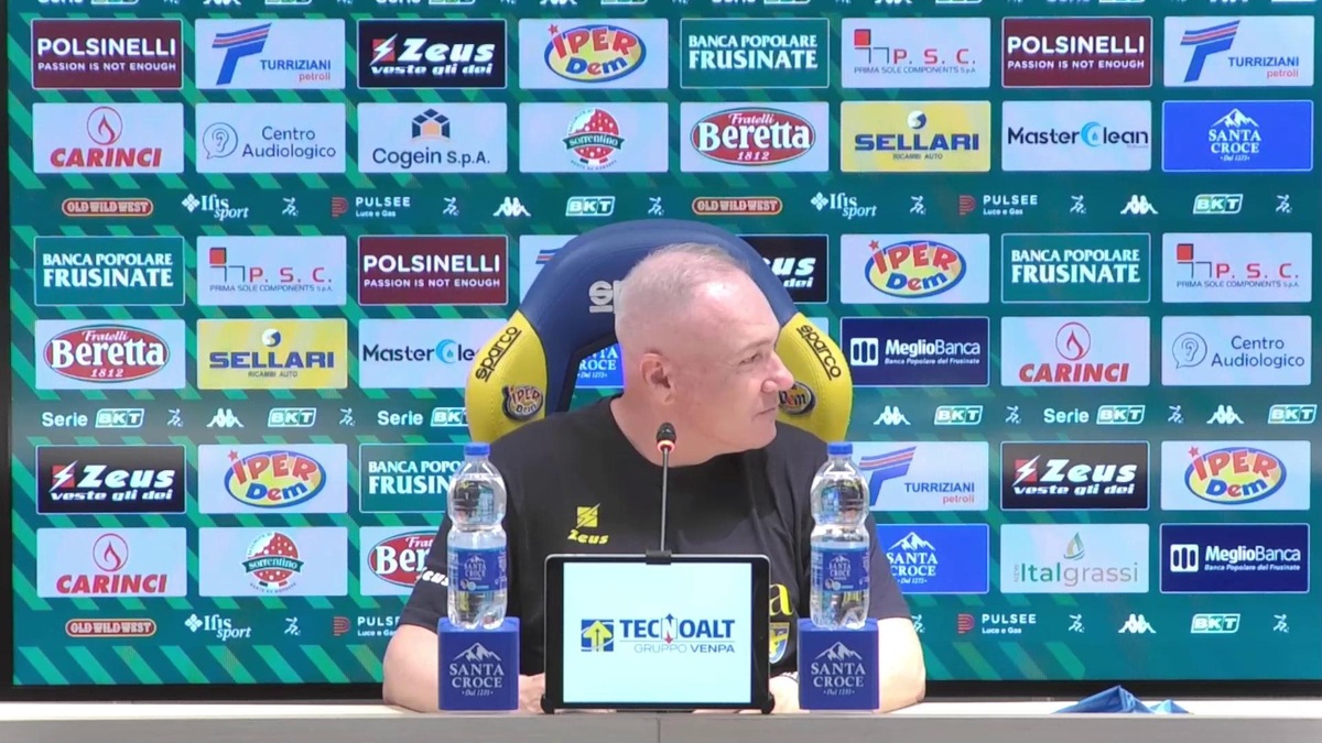 Frosinone in Serie A, Alvini viene 'travolto' dai suoi giocatori in conferenza stampa