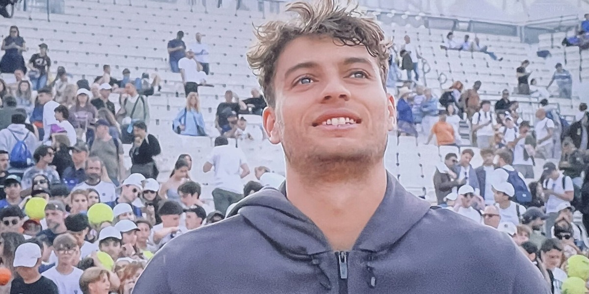Cobolli, debutto con vittoria a Roma. Poi la frase su Sinner: "Tacci sua, ci porta sempre a..."
