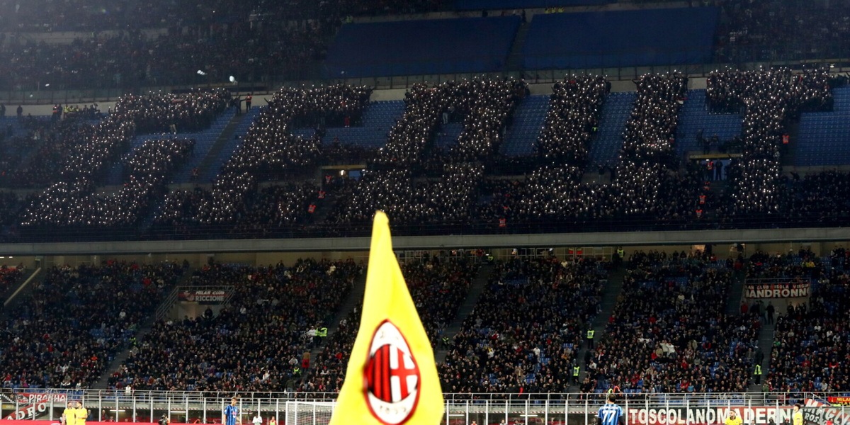 GF OUT: Giorgio Furlani contestato, gigantografia dei tifosi Milan