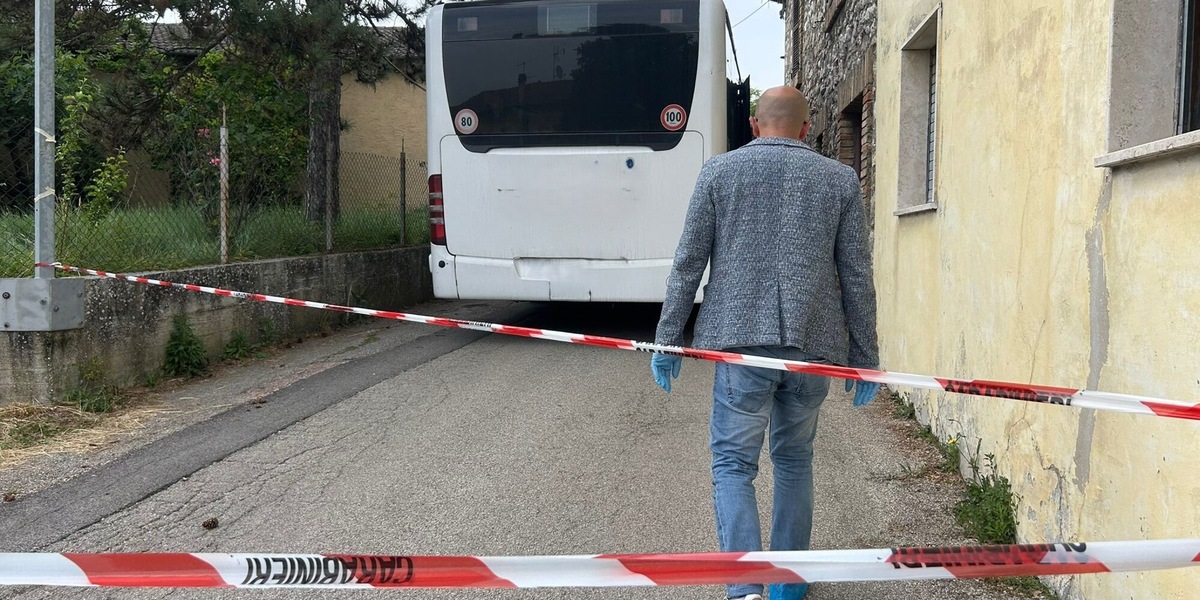 Bloccato l'uomo che ha aggredito la moglie a martellate su un bus