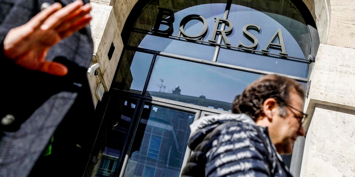 Borsa: Milano apre in calo, -1,04%